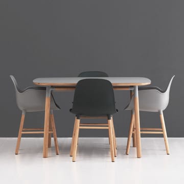 Form käsinojallinen tuoli - Black, jalat saksanpähkinää - Normann Copenhagen
