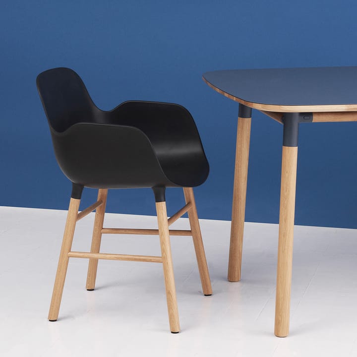 Form käsinojallinen tuoli - White, jalat saksanpähkinää - Normann Copenhagen