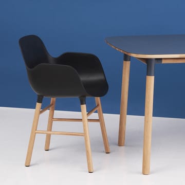 Form käsinojallinen tuoli - White, tammijalat - Normann Copenhagen