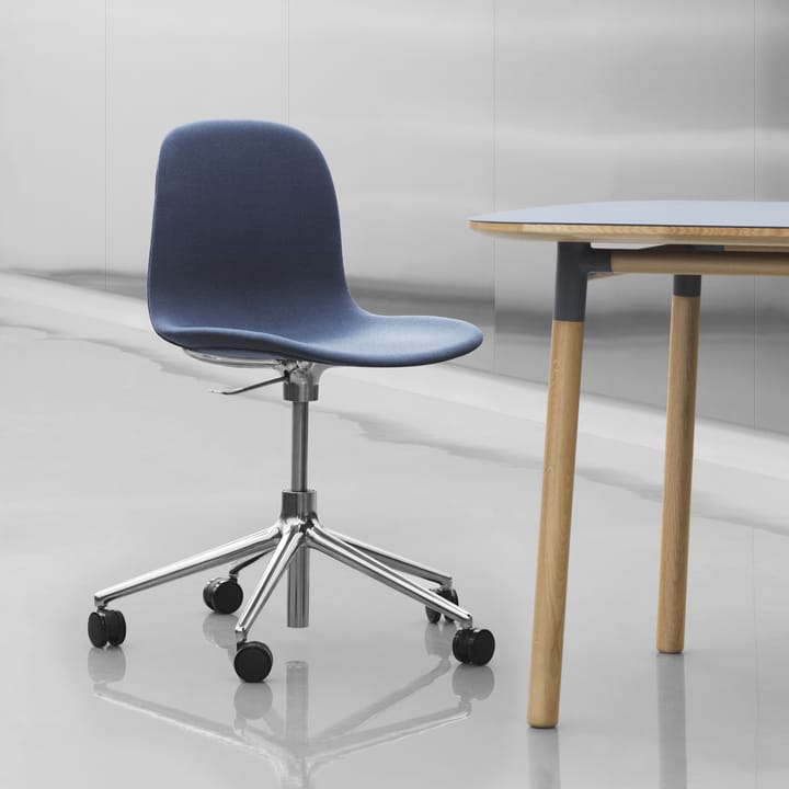 Form pyörivä tuoli, 5W työtuoli - Sininen, alumiini, pyörät - Normann Copenhagen