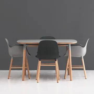 Form ruokapöytä 120 x 120 cm - Green, tammijalat - Normann Copenhagen