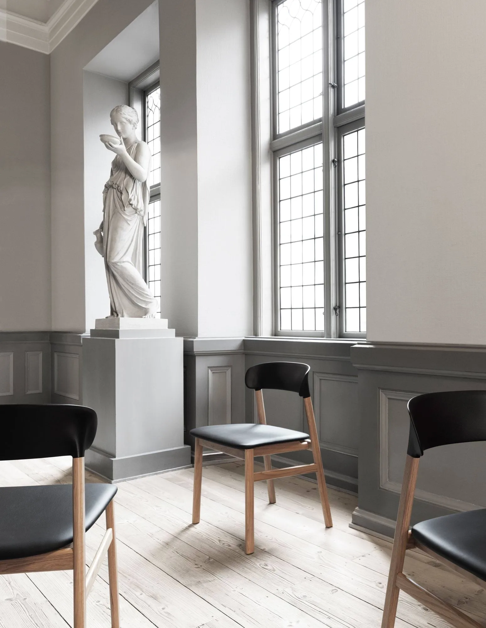 Herit tuoli, nahkaverhoilu musta tammi, Musta Normann Copenhagen
