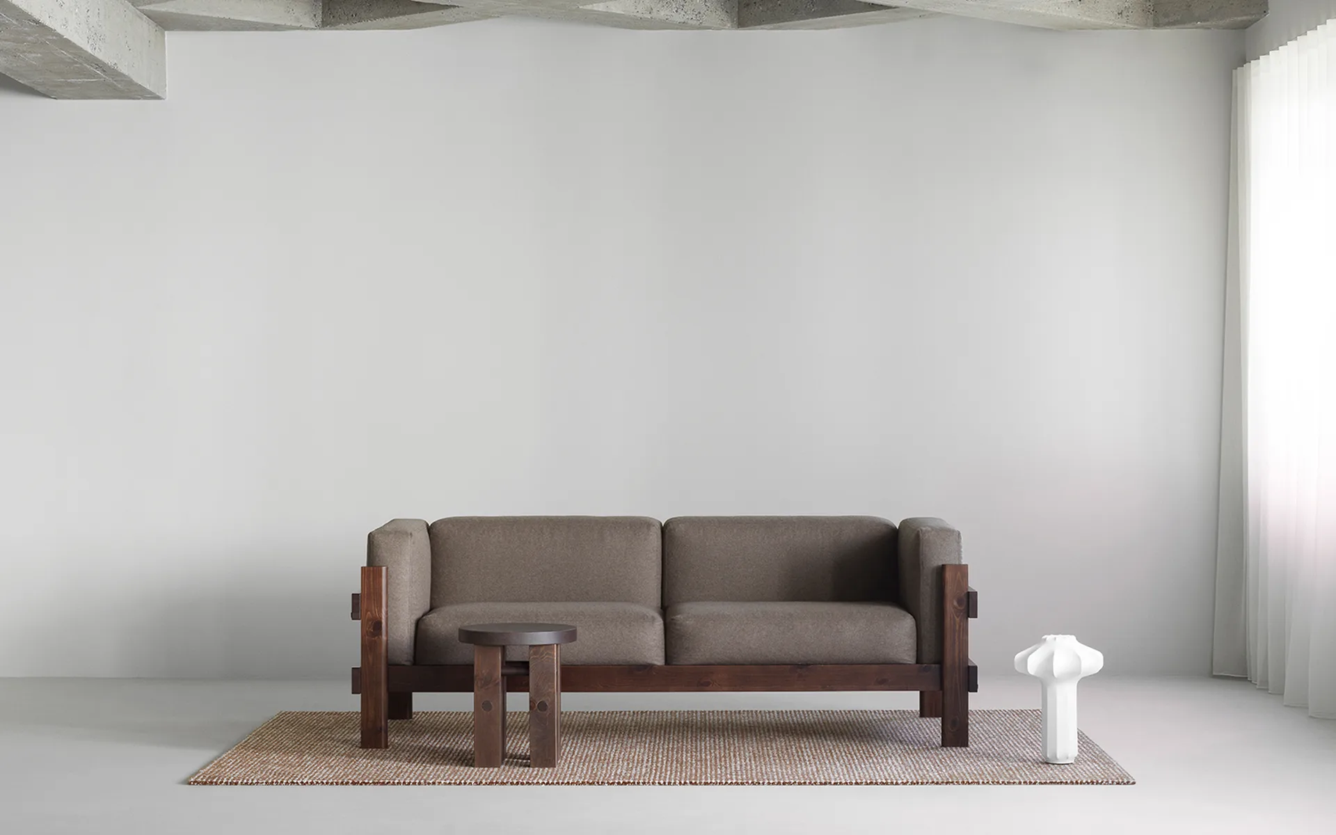 Kube sohva, Ruskealakattu mänty - kangas Remix 223 Beige, 220 cm Normann Copenhagen