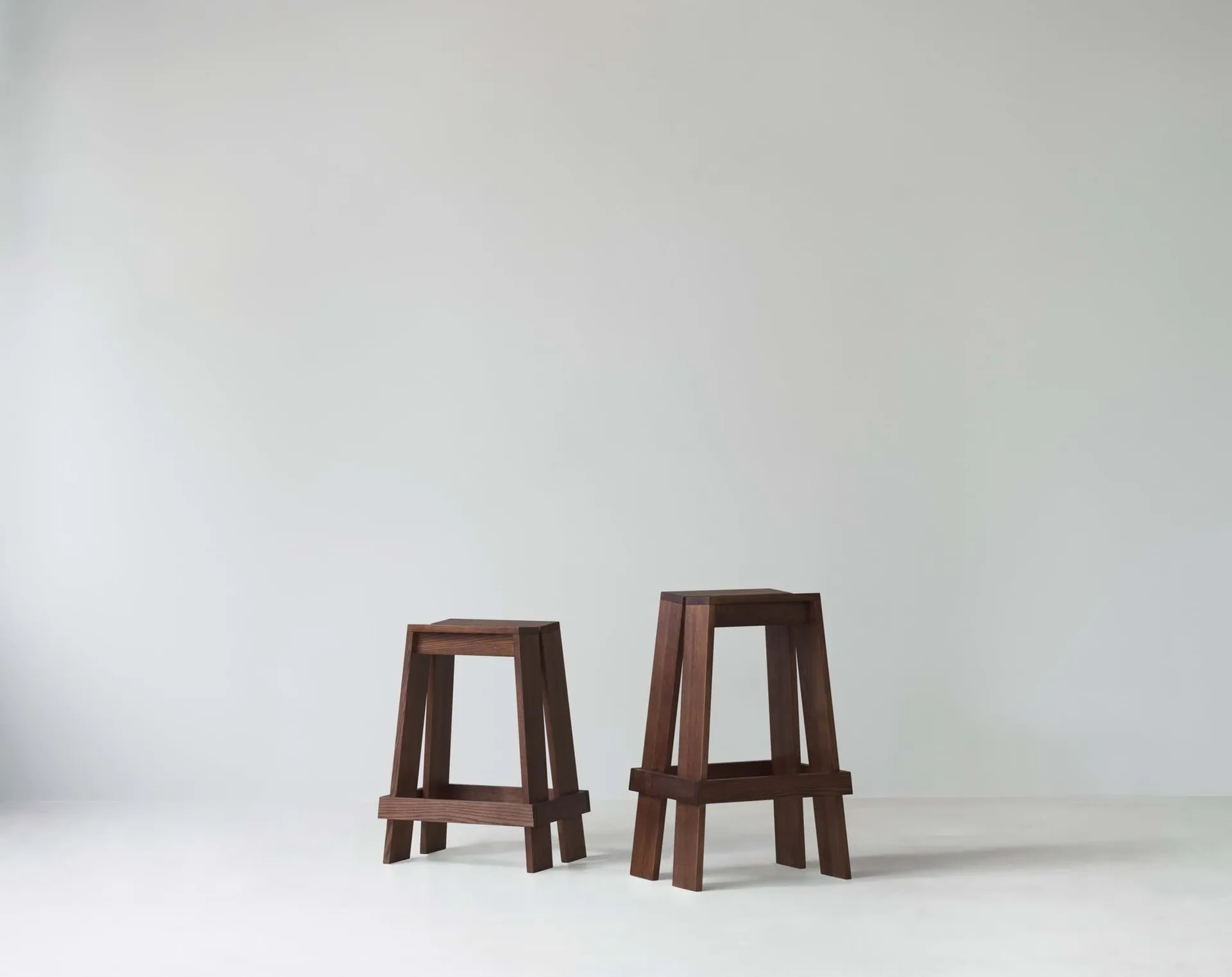 Let baarijakkara 65 cm, Brown Stained Ash Normann Copenhagen