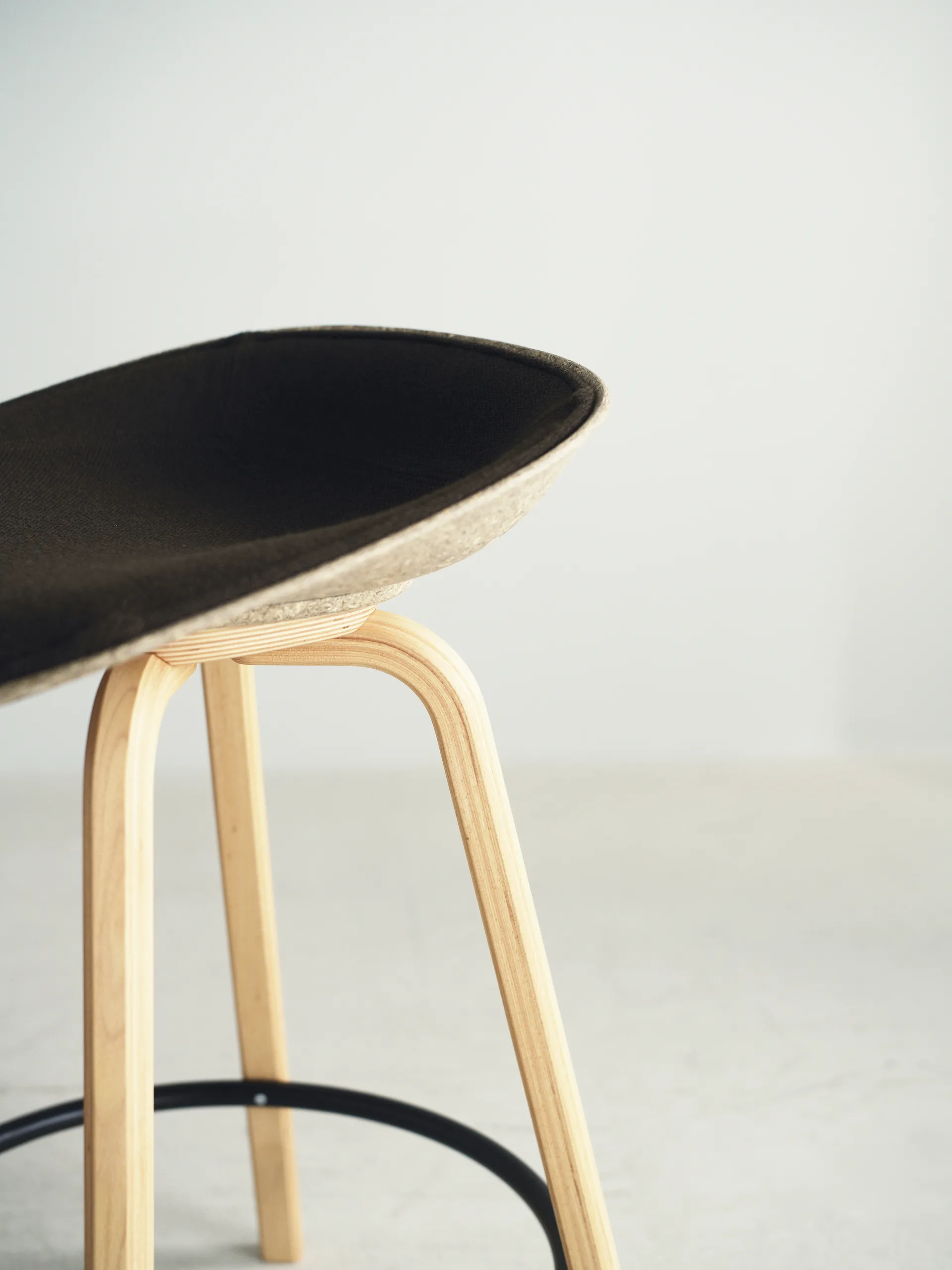 Mat Barstool baarituoli etupuoliverhoiltu  65 cm., Ultra 41599-hemp-beech-black steel Normann Copenhagen