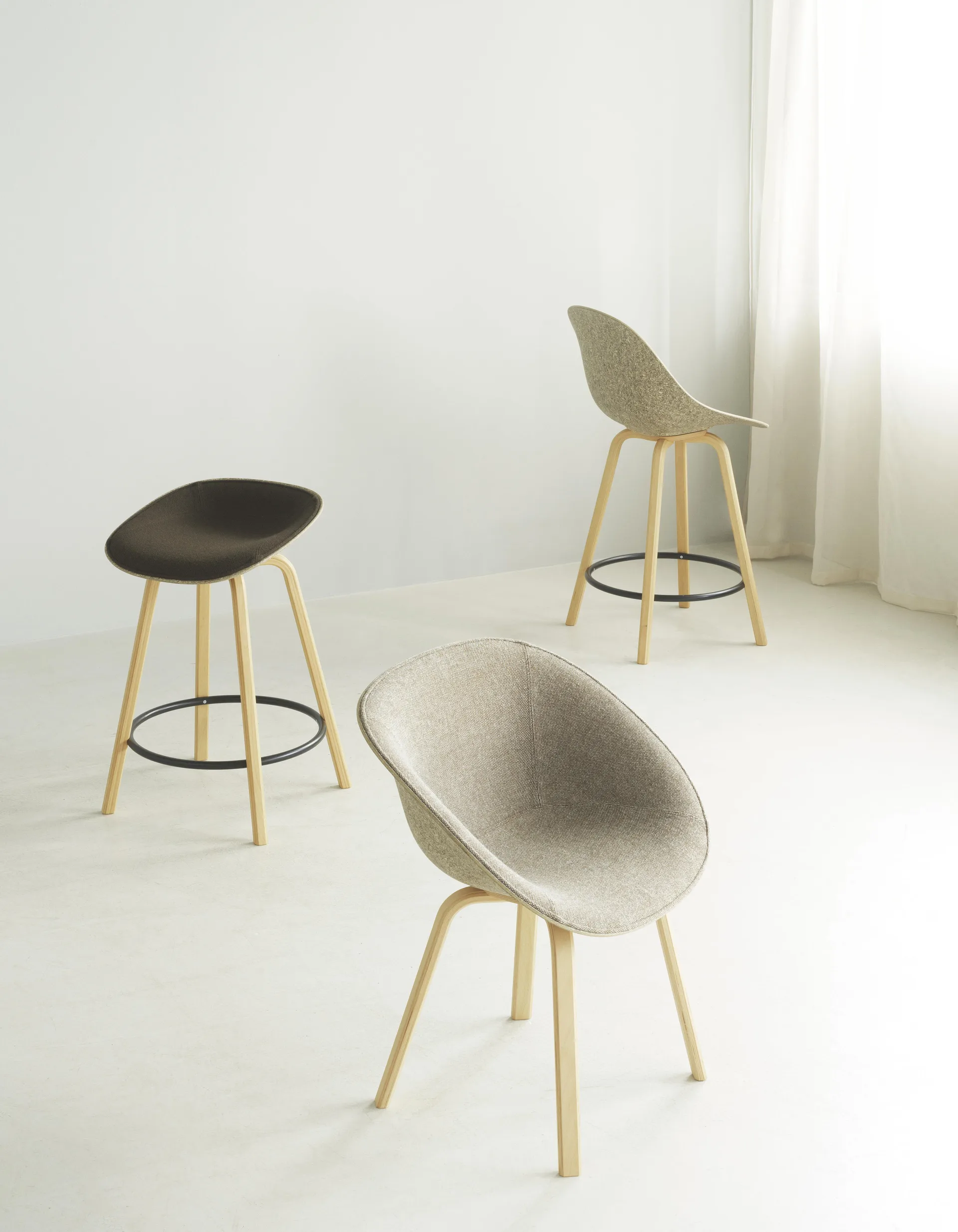 Mat Barstool baarituoli etupuoliverhoiltu  65 cm., Ultra 41599-seaweed-beech-black steel Normann Copenhagen