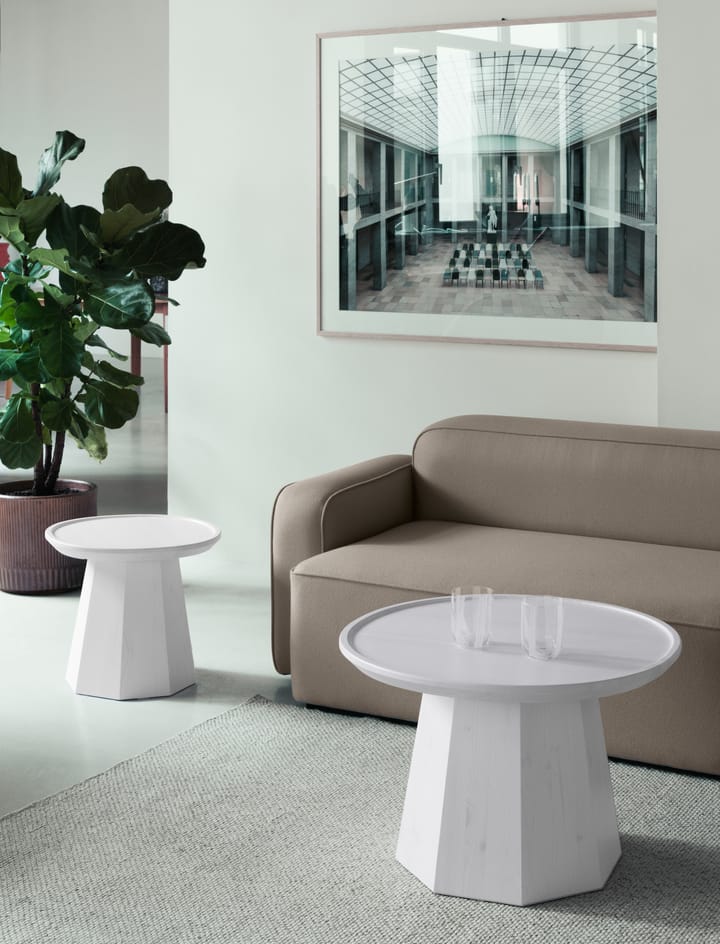 Pine table large sivupöytä Ø 65 cm K:44,5 cm, Rose Normann Copenhagen
