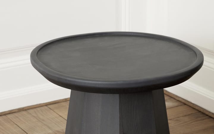 Pine table small sivupöytä Ø 45 cm K:40,6 cm - Dark Grey - Normann Copenhagen