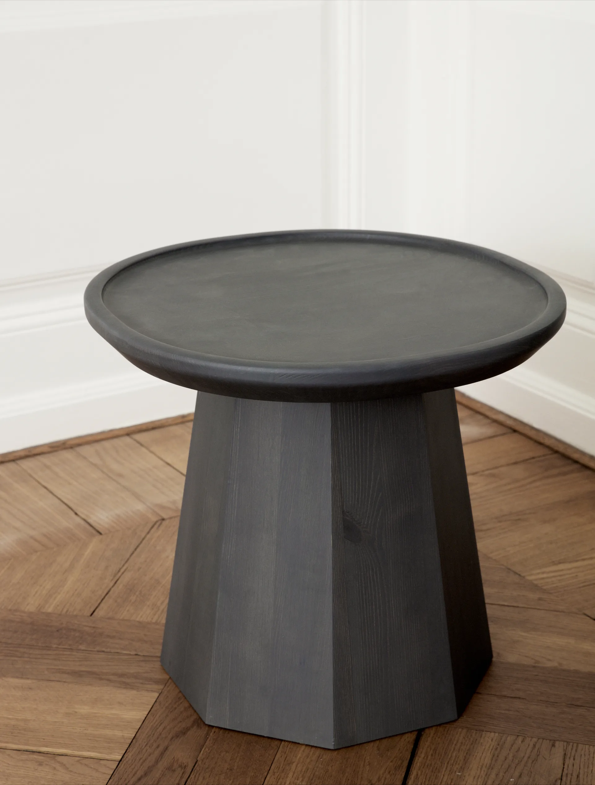 Pine table small sivupöytä Ø 45 cm K:40,6 cm, Dark Grey Normann Copenhagen