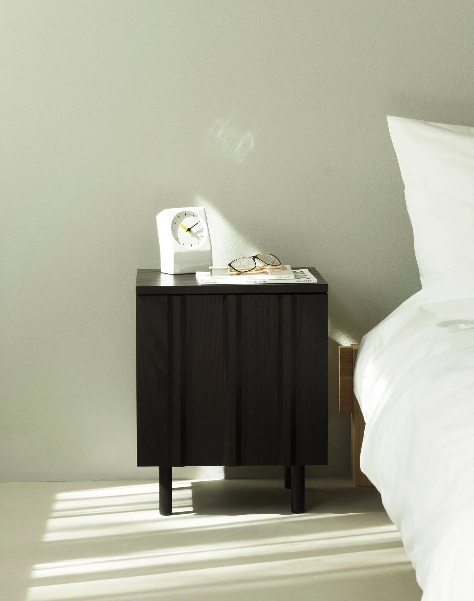 Rib yöpöytä, Soft black, 52x42x40 cm Normann Copenhagen
