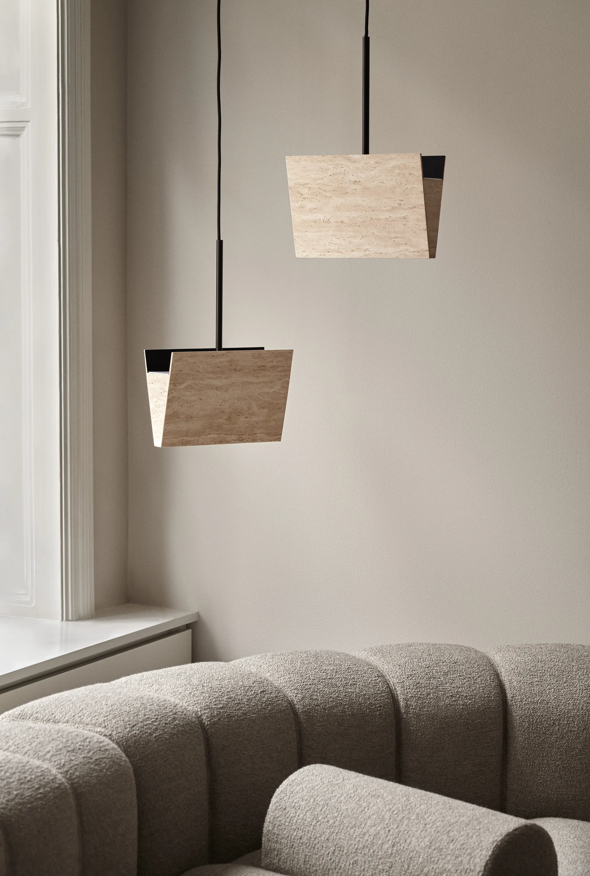 Gallery riippuvalaisin, Travertiini NORR11