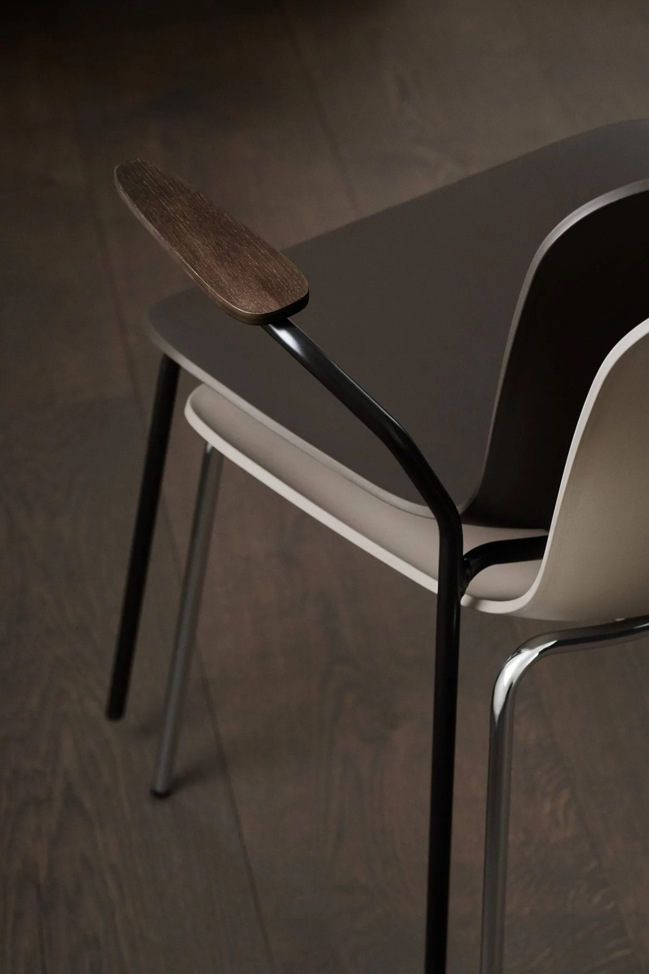 Langue käsinojallinen tuoli, Warm grey-kromattu runko, käsinojat light smoke NORR11