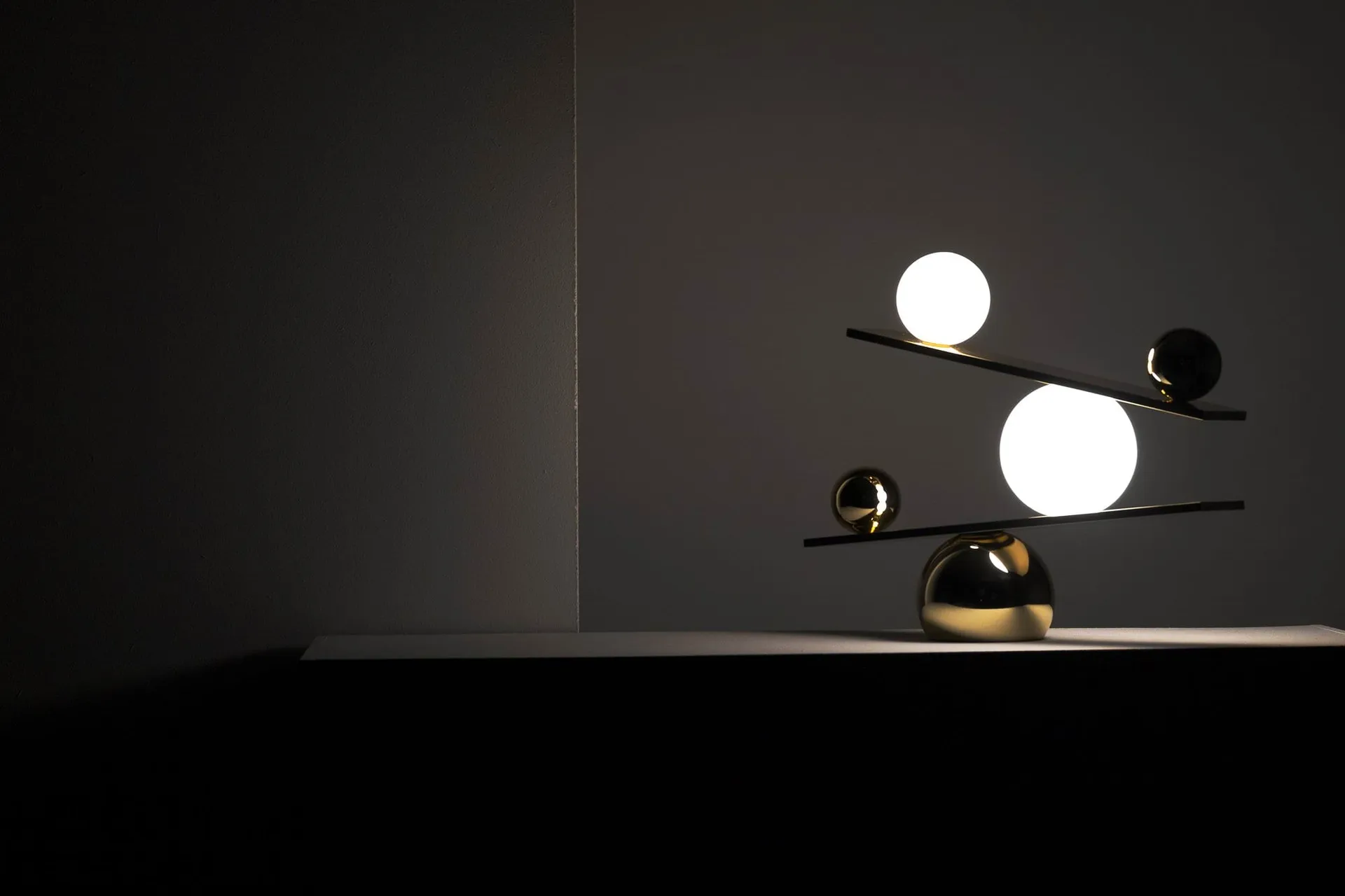Balance pöytälamppu, Messinki, v2 Oblure