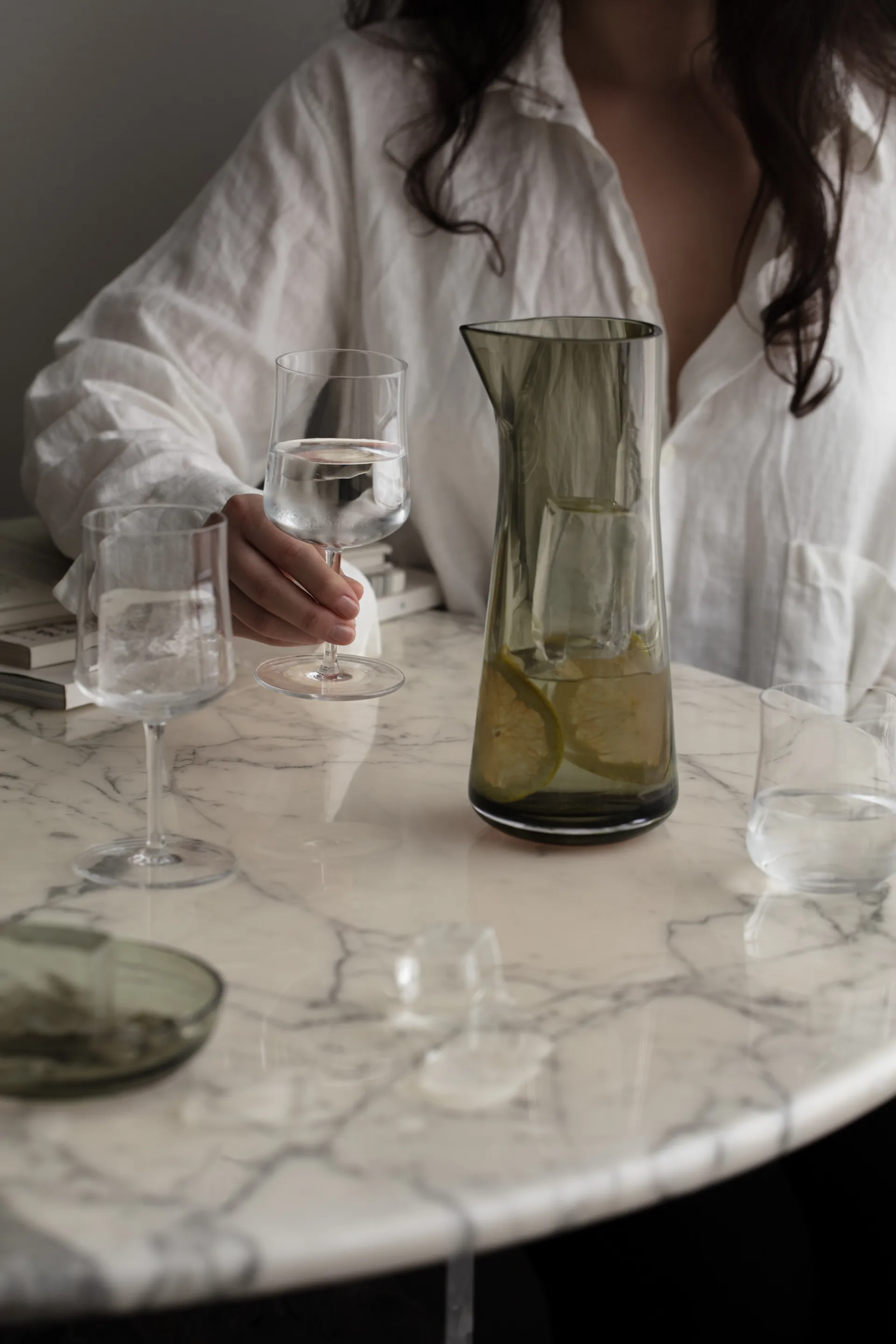 Informal kulhollinen karahvi 1 L, Oliivi Orrefors