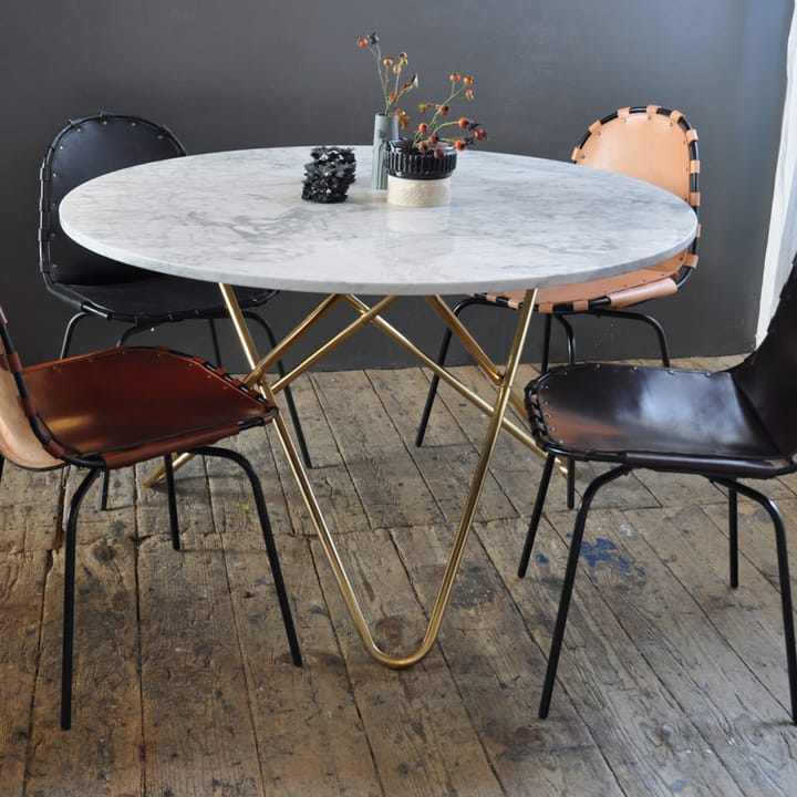 Big O Table -ruokapöytä, Marmori carrara, messinkijalusta OX Denmarq