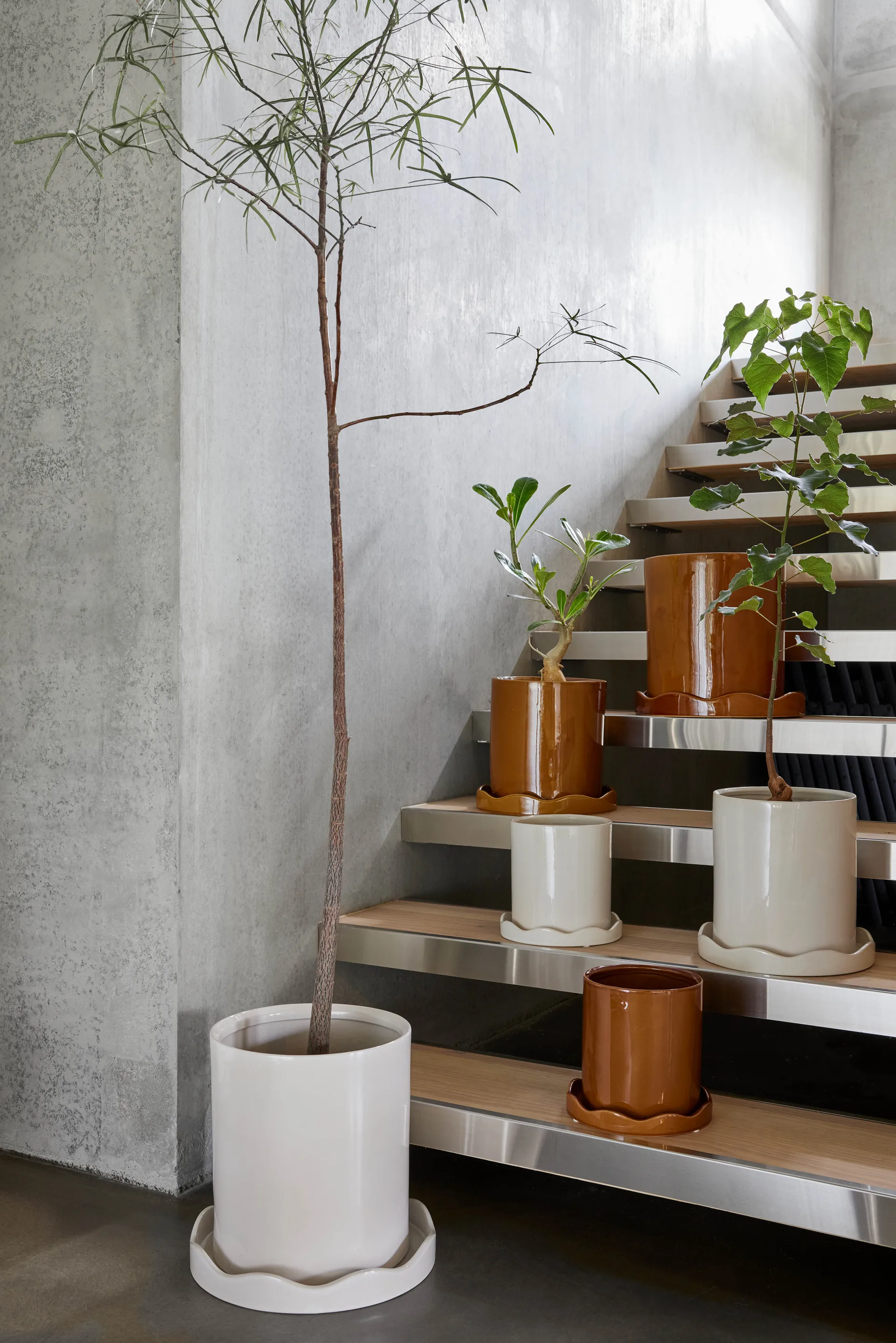 Nami ruukku aluslautasella Ø27 cm suuri, Valkoinen OYOY