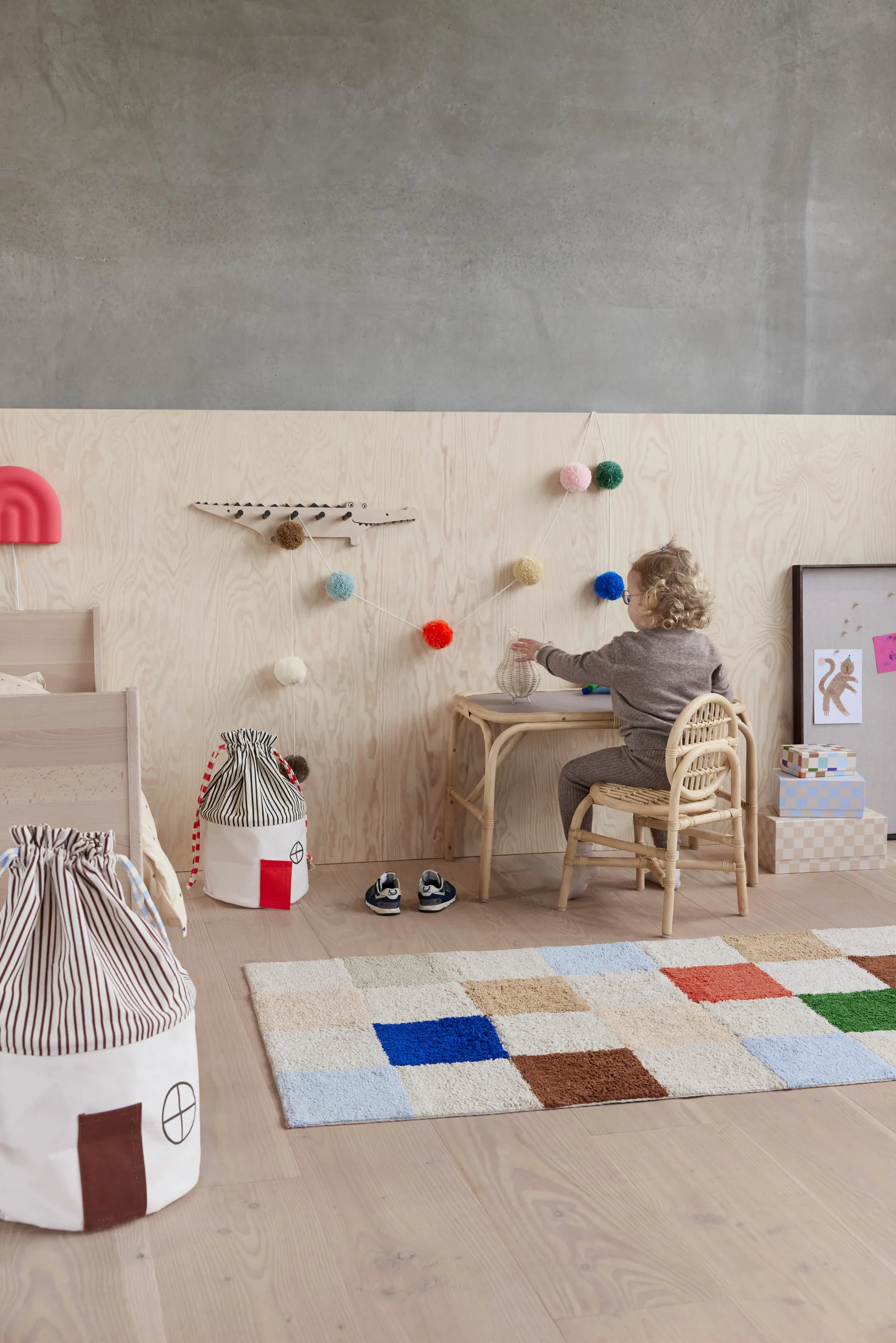 Pear-yölamppu, Luonto OYOY