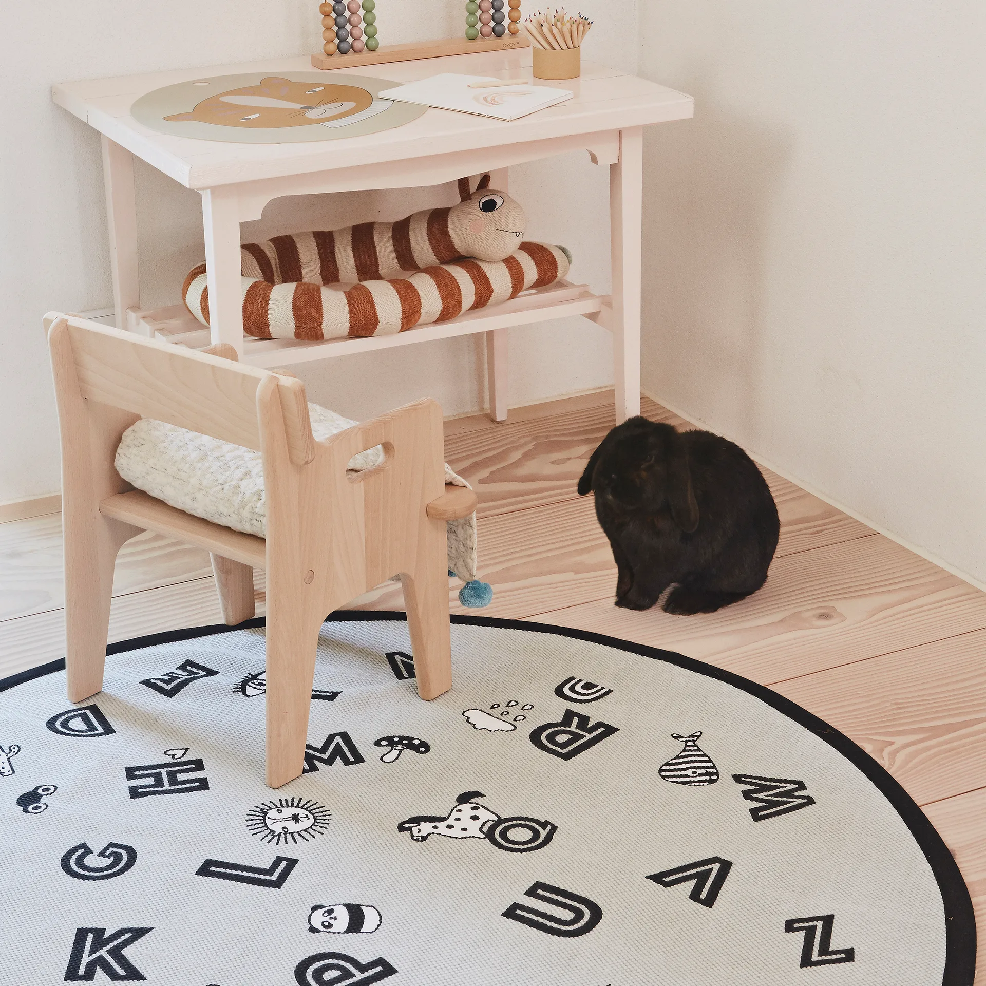 The alphabet -matto Ø 120 cm, Harmaa OYOY