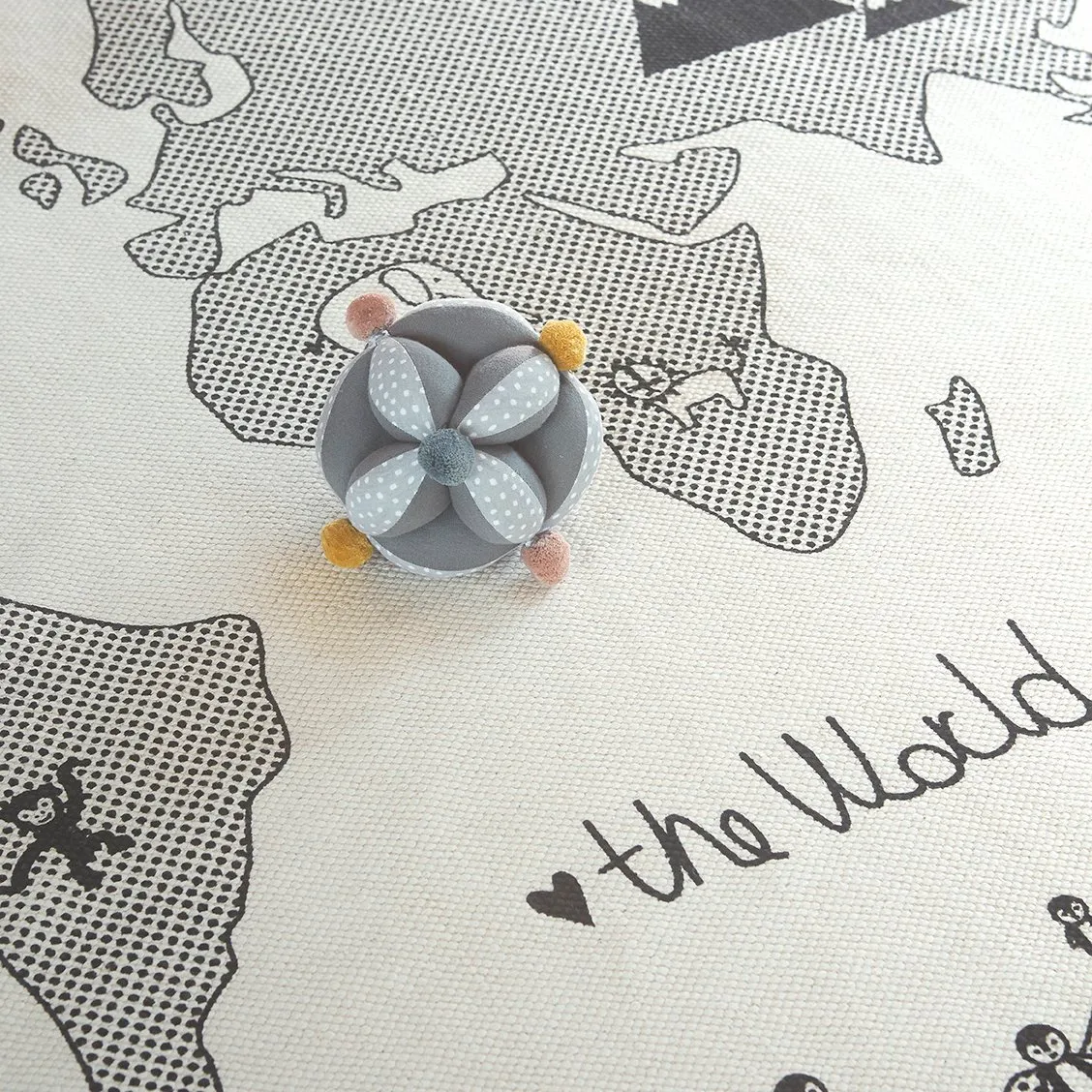 The world lasten matto Ø 135 cm, beige-harmaa OYOY