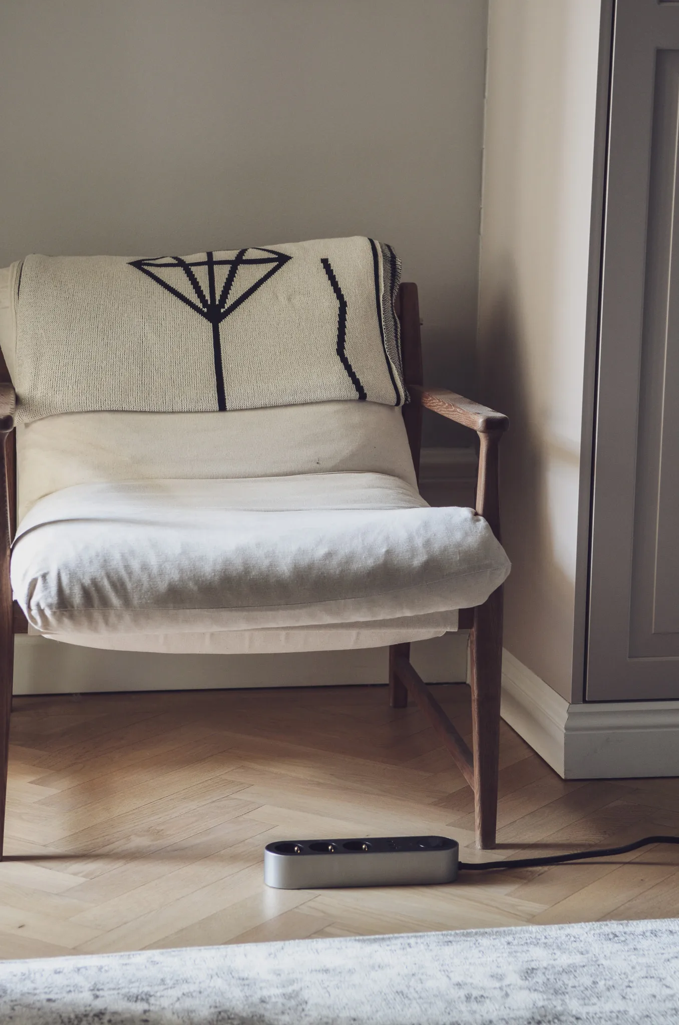 Edgar Power Bar jatkojohto, Satiinialumiini palett3