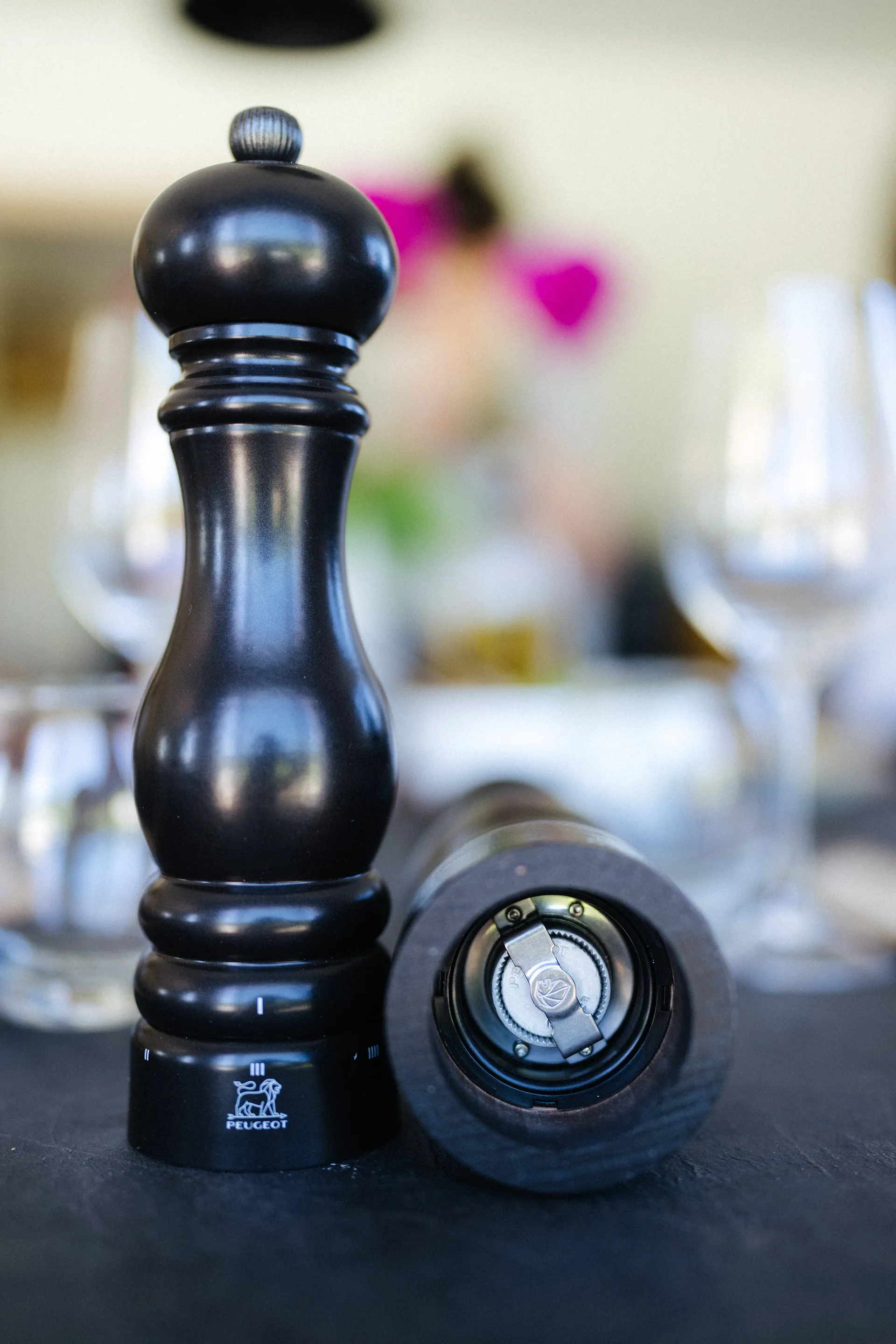 Paris u'Select -pippurimylly 22 cm, Satin black Peugeot