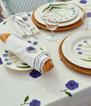 Madelen Möllard Pansy pöytäliina - Blue 250x150 cm - Pick a Poppy
