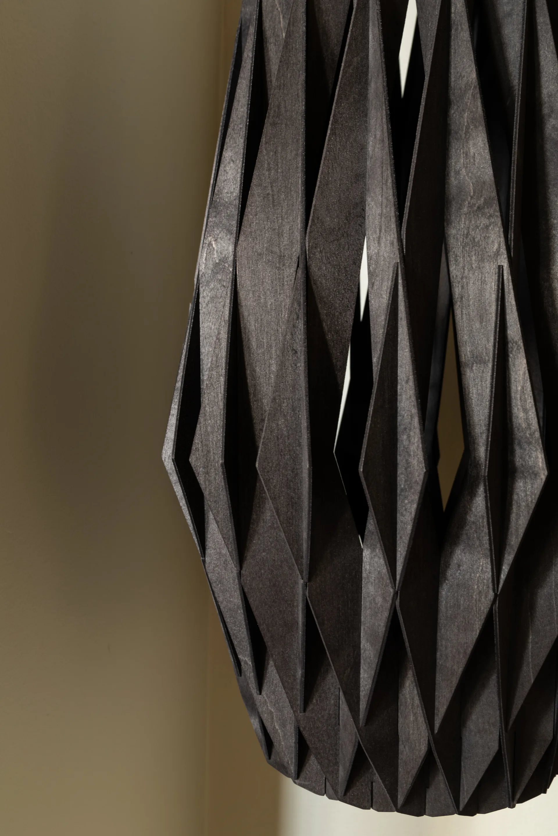 Pilke Signature -riippuvalaisin 20/42 cm, Musta Pilke