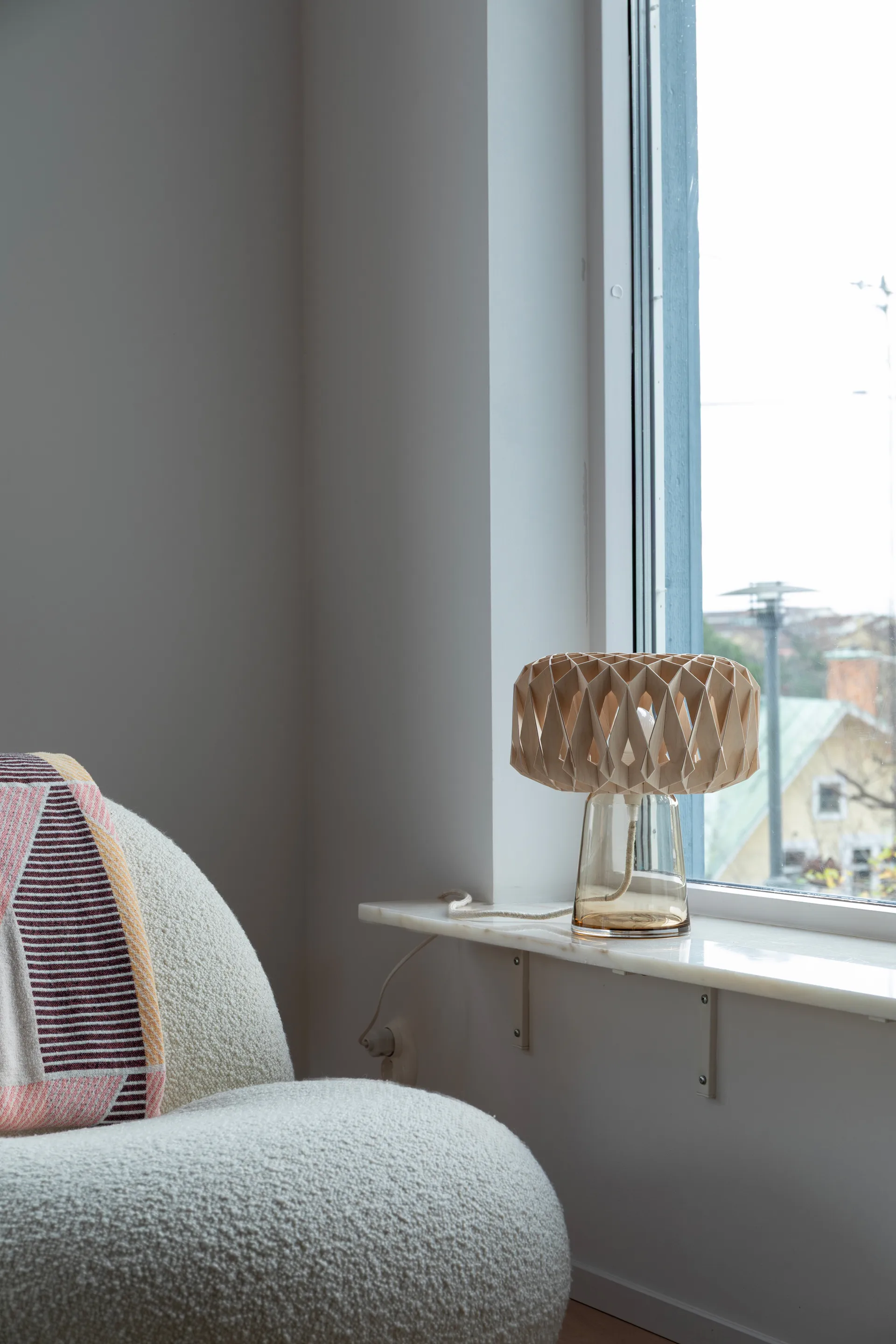 Signature 25 pöytälamppu, Amber-koivu, Ø28x34 cm Pilke