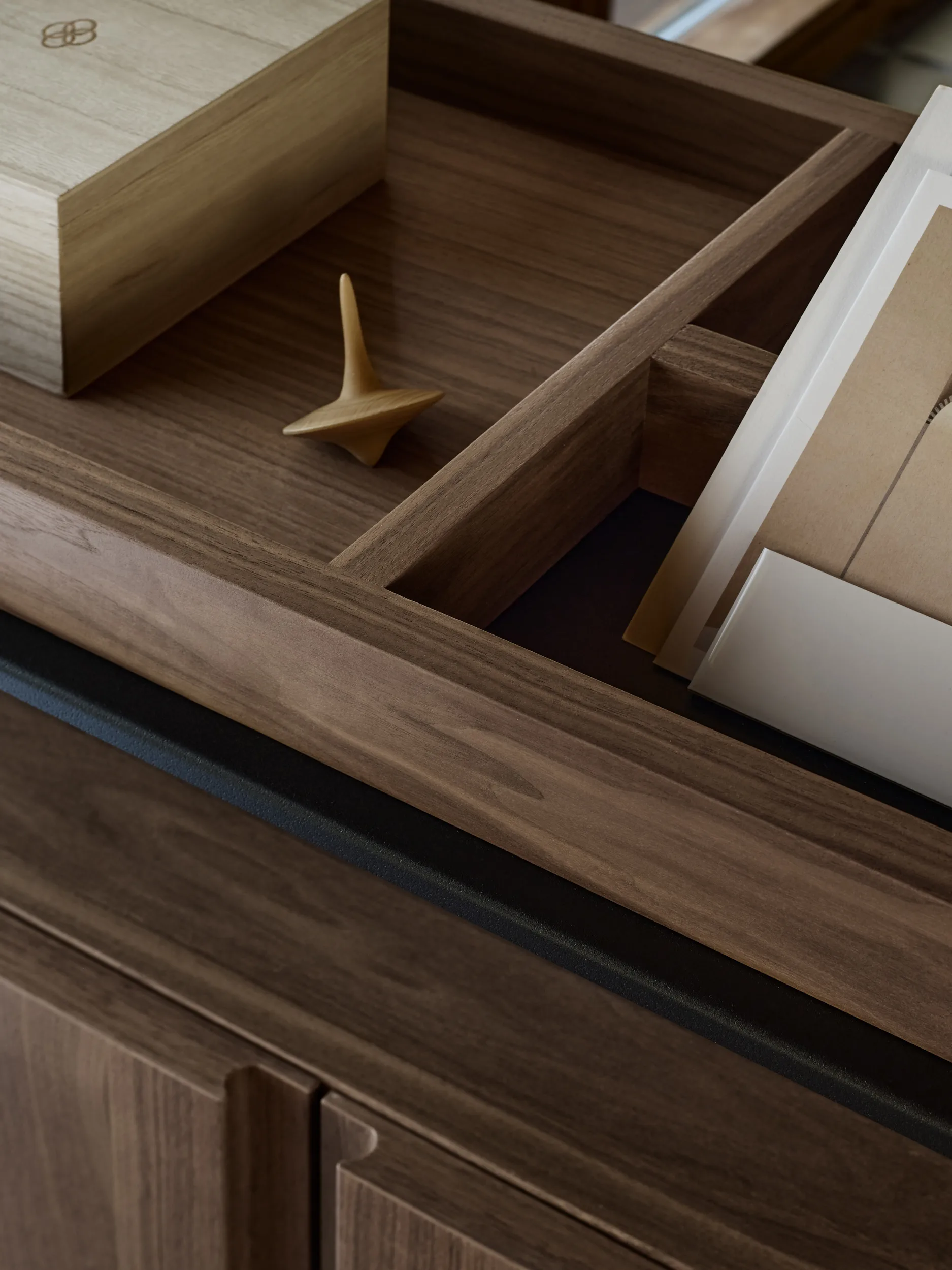 Pira G2 hyllyjärjestelmä F C A Black/Walnut 248–255 cm Pira