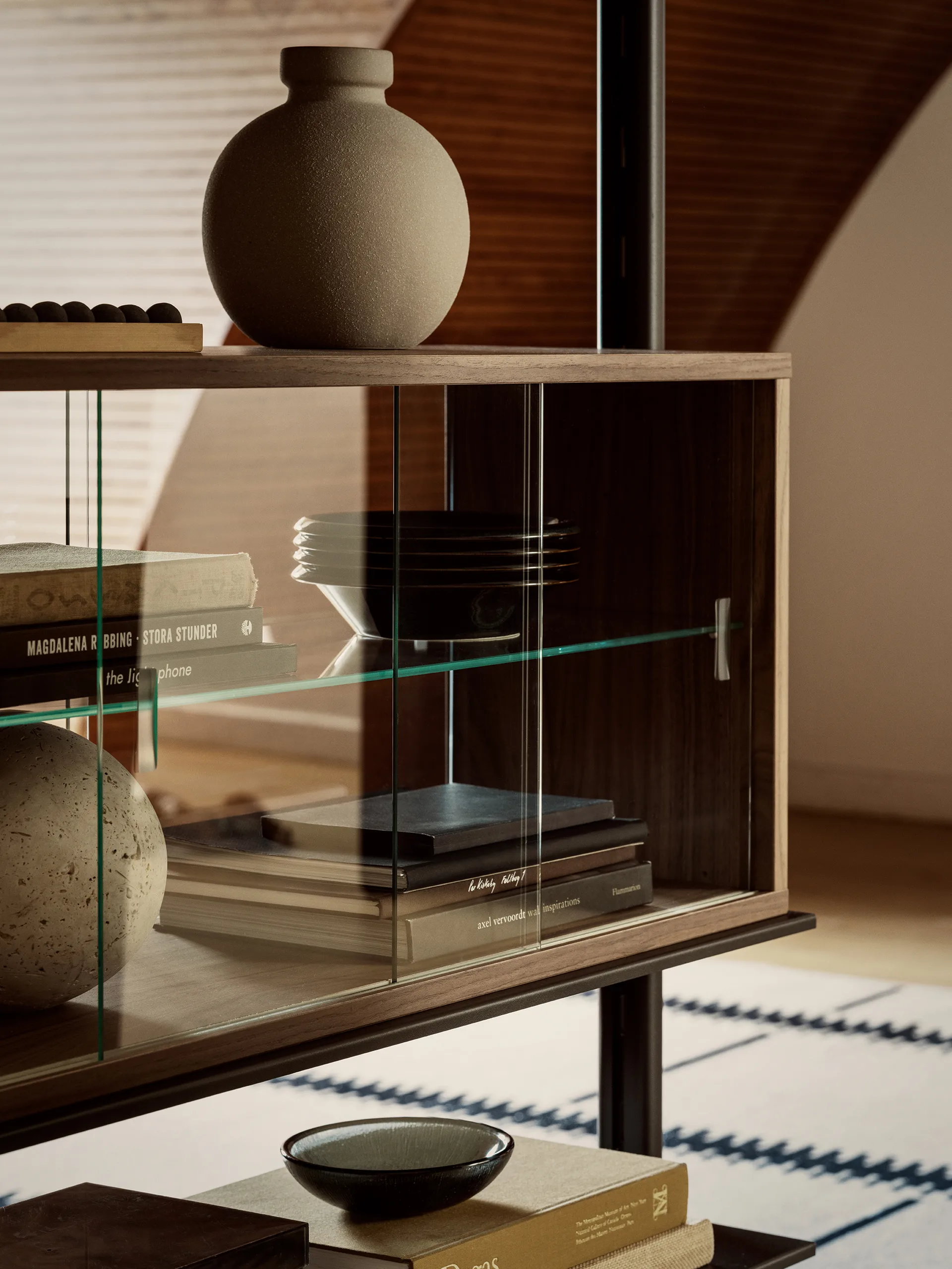 Pira vitriinikaappi, Pähkinä-kirkas lasi, 70×31 cm, 4 ovea Pira