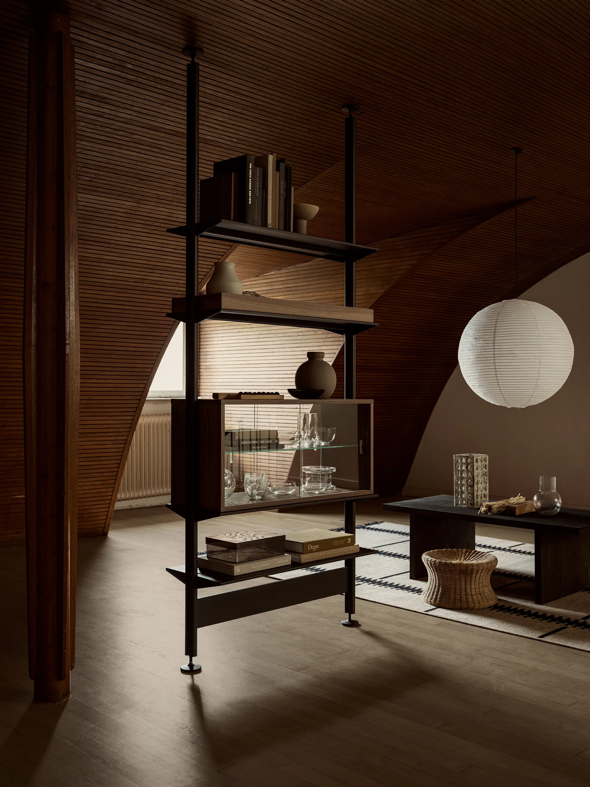 Pira vitriinikaappi, Pähkinä kirkas lasi, 70×31 cm, lasinen tausta Pira