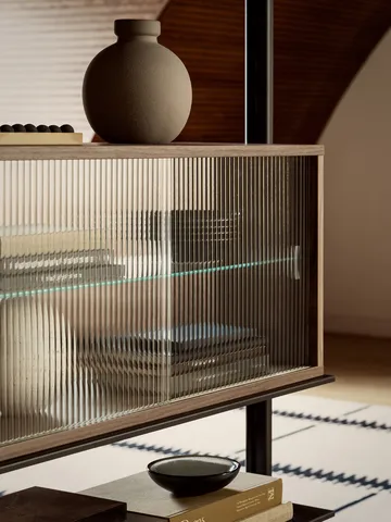 Pira vitriinikaappi - Pähkinä uritettu lasi, 70x31 cm, 4 ovea - Pira