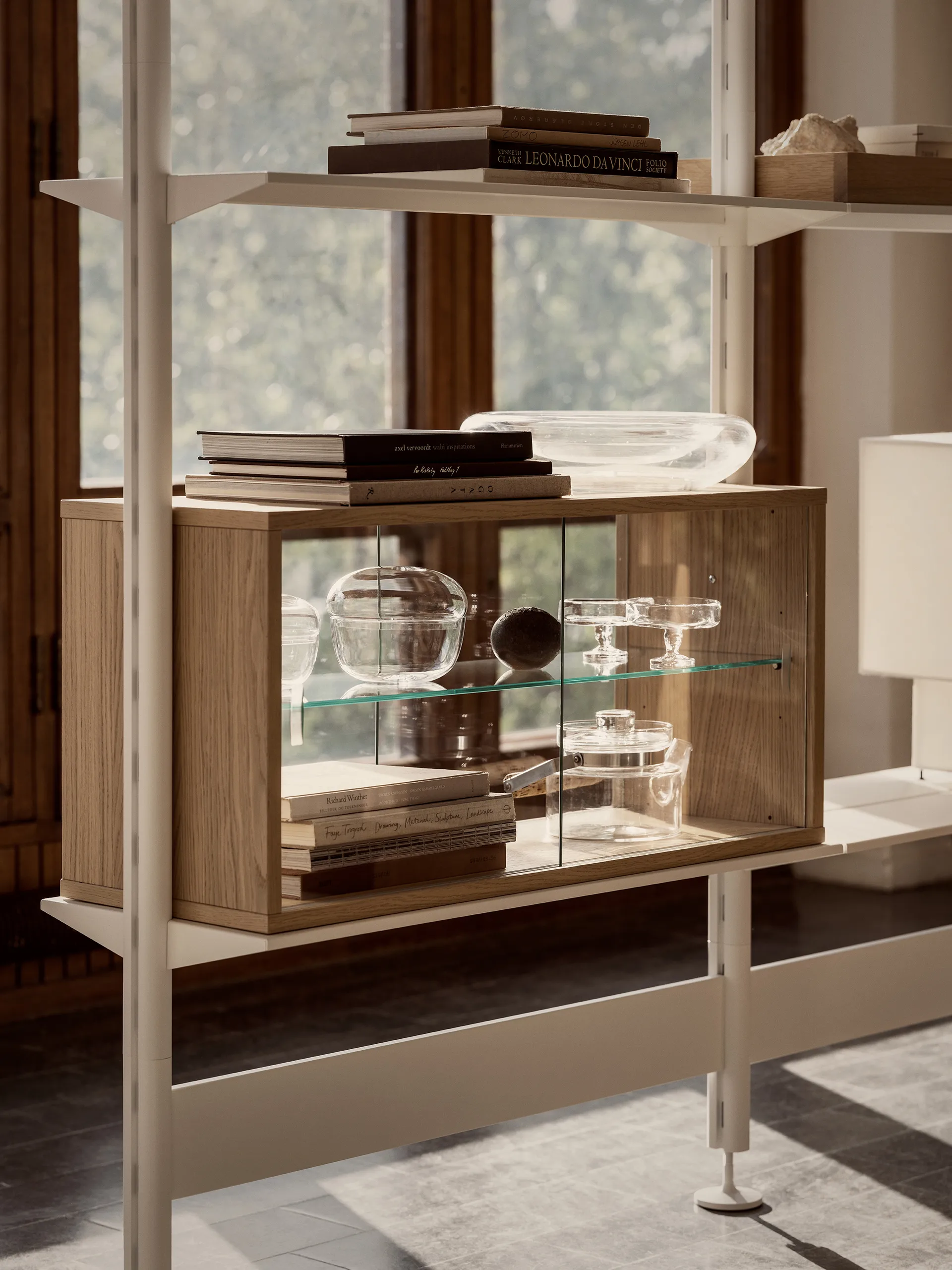 Pira vitriinikaappi, Vaalea tammi kirkas lasi, 90×31 cm, 4 ovea Pira