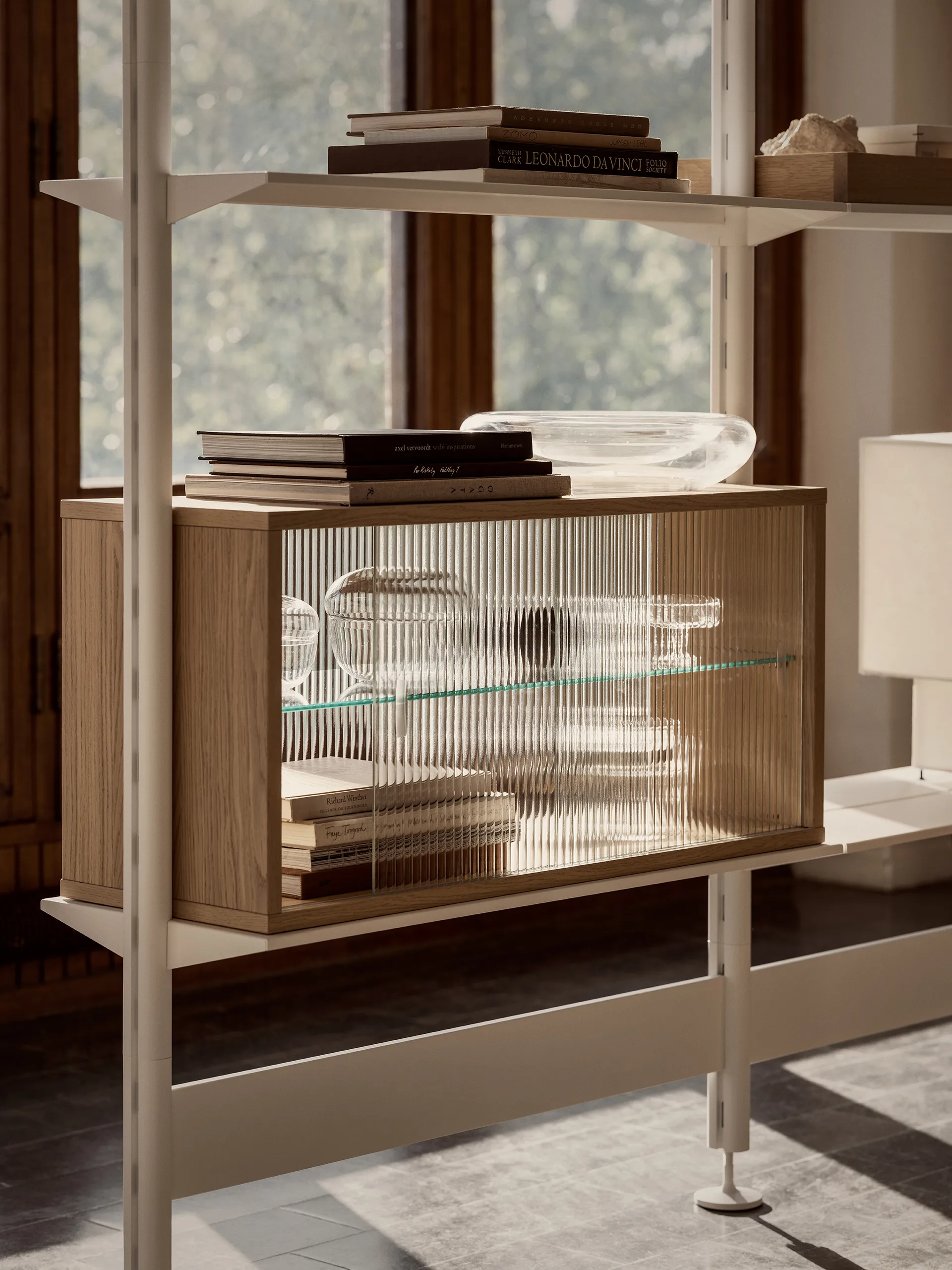 Pira vitriinikaappi, Vaalea tammi-uritettu lasi, 70x31 cm, lasitausta Pira