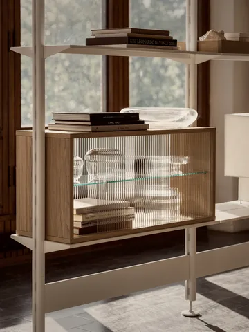 Pira vitriinikaappi - Vaalea tammi–uurrettu lasi, 70×31 cm, 4 ovea - Pira