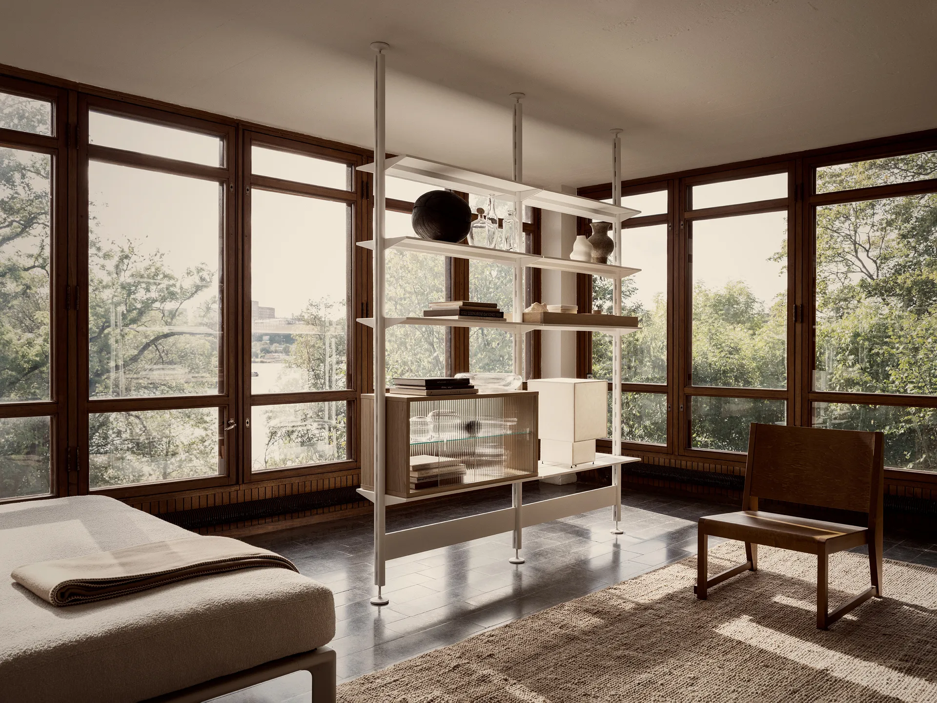 Pira vitriinikaappi, Vaalea tammi–uurrettu lasi, 70×31 cm, 4 ovea Pira