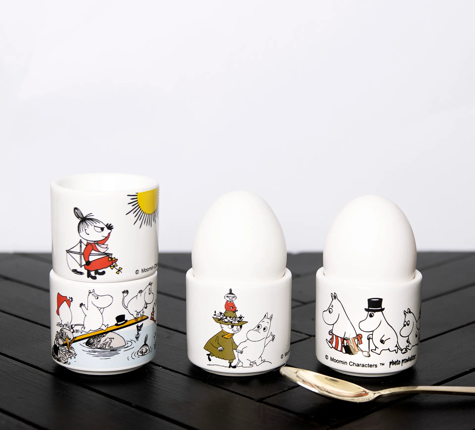 Muumi värikäs munakuppi 4 osaa, Valkoinen kuviolla Pluto Design