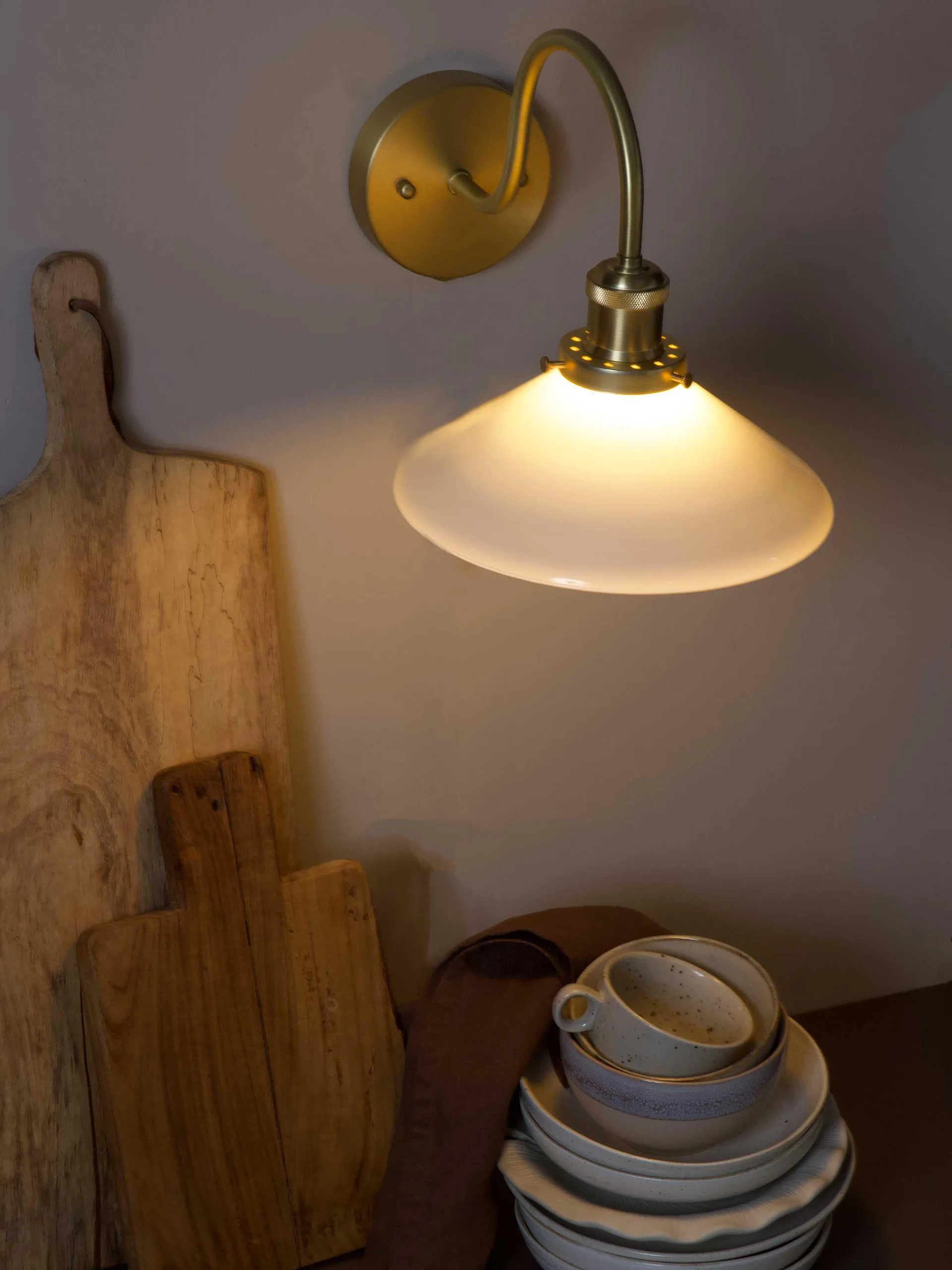 August seinälamppu, Opali-messinki PR Home