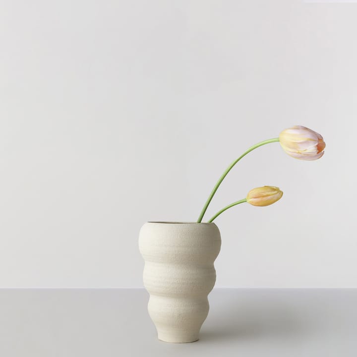 Hand turned vase no. 60 Curved - Vanilla - Ro Collection