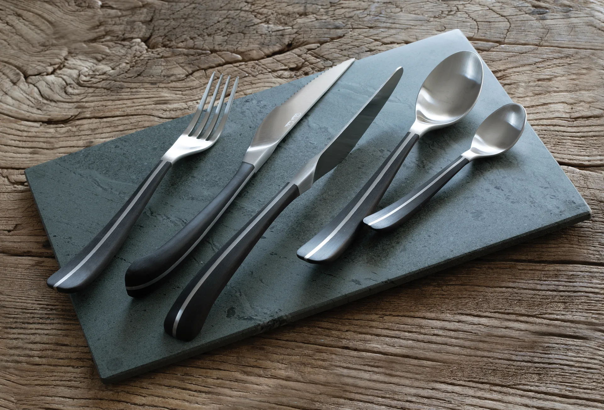 Contour ruokalusikka, Musta Robert Welch