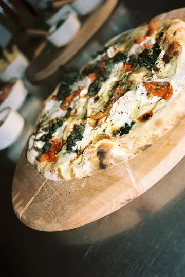 Grand Cru pizzalauta ja -leikkuri - Pyökki, Ø35 cm - Rosendahl