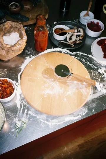 Grand Cru pizzalauta ja -leikkuri - Pyökki, Ø35 cm - Rosendahl