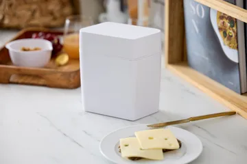 Klassinen juustolaatikko sisältäen juustoleikkurin 16,5x10x19 cm - Valkoinen - Rosti