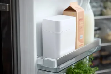 Klassinen juustolaatikko sisältäen juustoleikkurin 16,5x10x19 cm - Valkoinen - Rosti