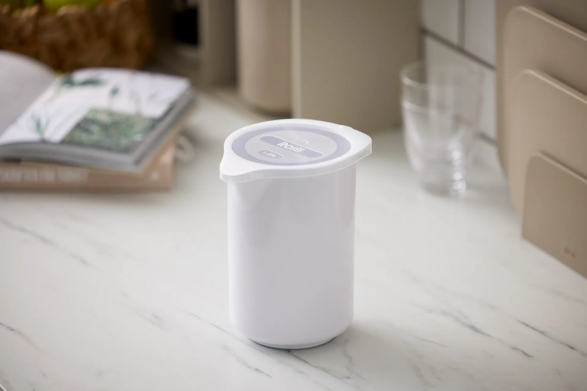 NEW Classic sekoituskannu kannella, Valkoinen, 1,25 l Rosti