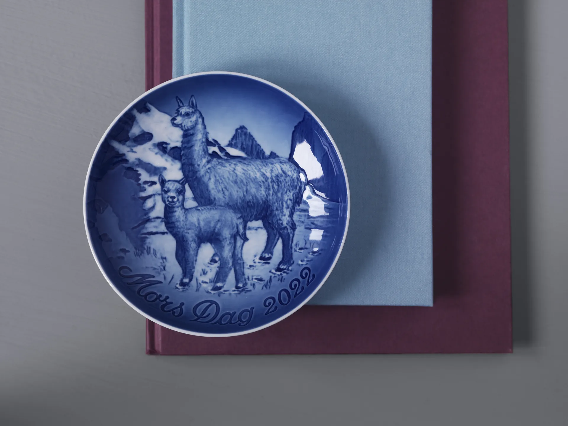 Bing ja Grøndah äitienpäivälautanen 2022, valkoinen Royal Copenhagen