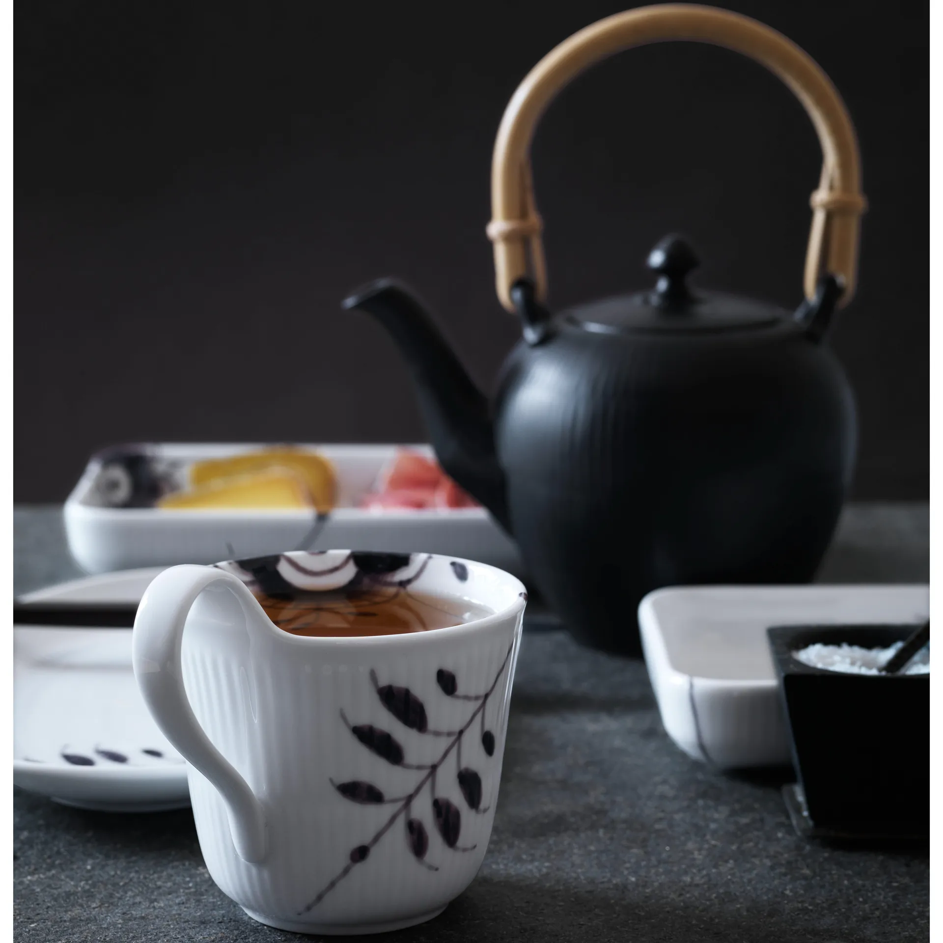 Black Fluted Mega -kuppi korkealla kahvalla, 33 cl Royal Copenhagen