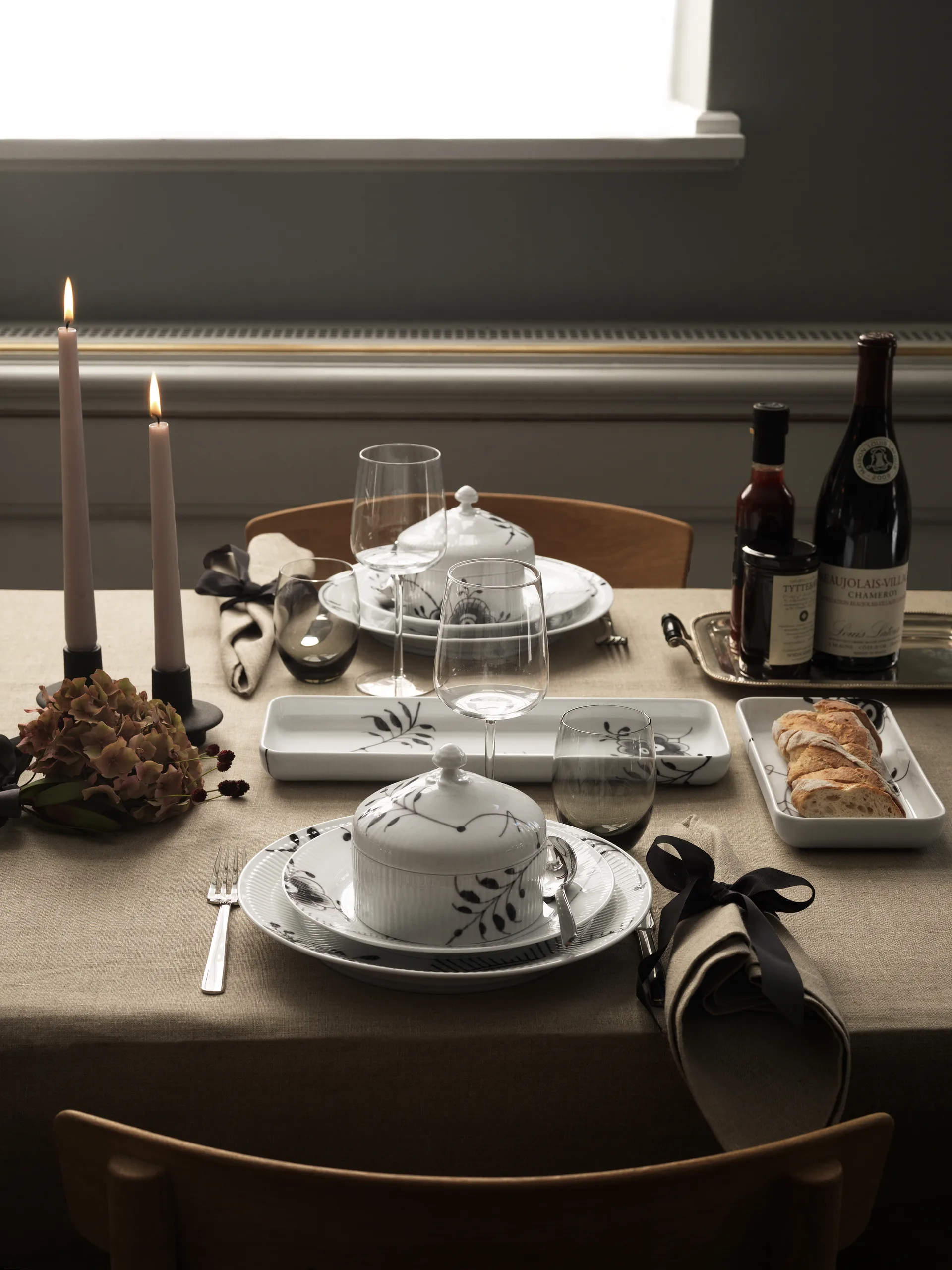 Black Fluted mega musta lautanen 2, Ø 22 cm Royal Copenhagen