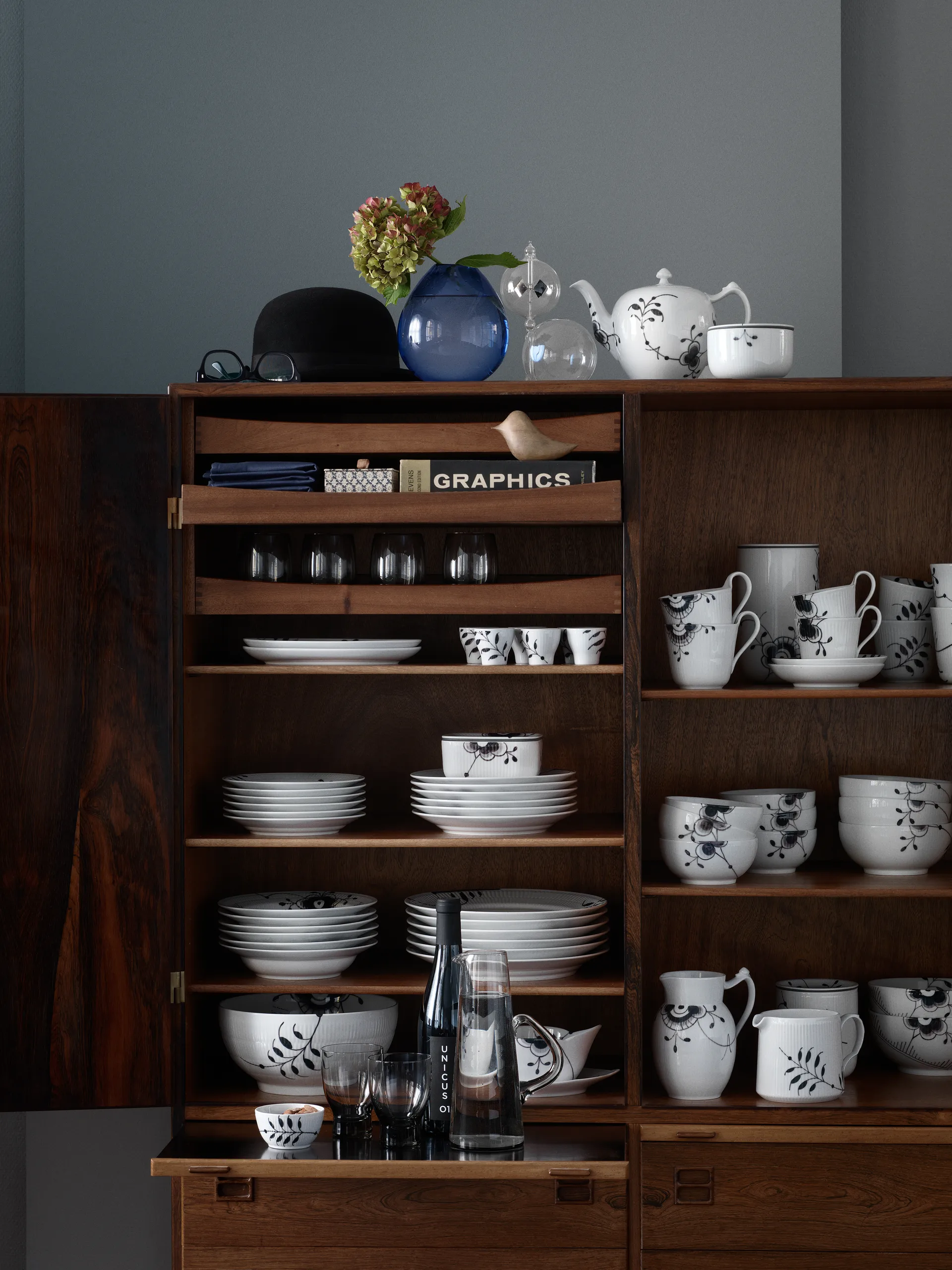 Black Fluted mega musta lautanen 2, Ø 22 cm Royal Copenhagen