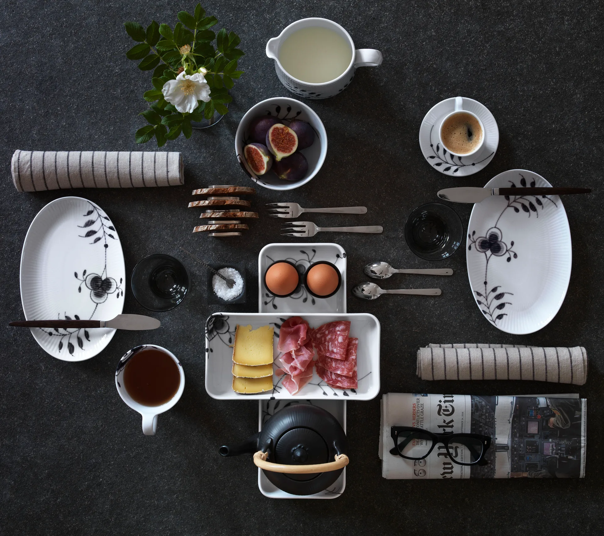 Black Fluted Mega -suorakulmainen vati, 24 cm Royal Copenhagen